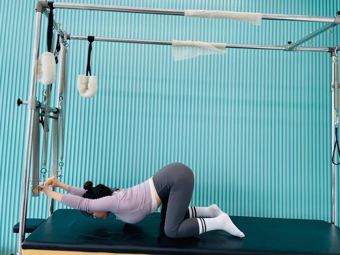 猫式对腰椎有伤害吗_猫式伸展不当伤腰椎，正确姿势要记牢