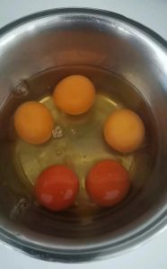 生鸡蛋喂鱼好还是熟鸡蛋好_喂金鱼熟蛋黄要碾碎少喂，勤换水防污染，鱼苗三天后才能喂