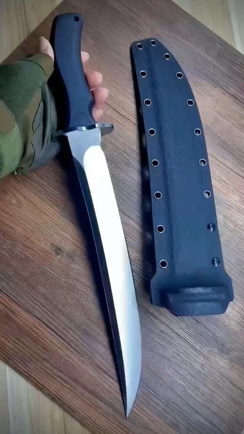 对付恶狗最有效的武器_冷静避恶犬，哨子胡椒防身术